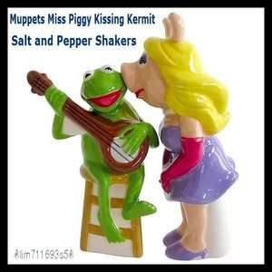 Muppets Miss Piggy Kissing Kermit Salt and Pepper Shakers   NEW 