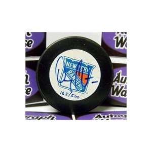  Dan Cloutier autographed Hockey Puck (New York Rangers 