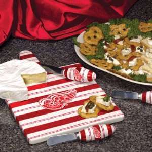 Detroit Red Wings Cheese Cutting Board Set:  Sports 