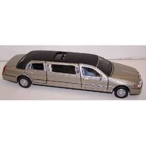  Lincoln Town Car Stretch Limousine in Color Platinum: Toys & Games