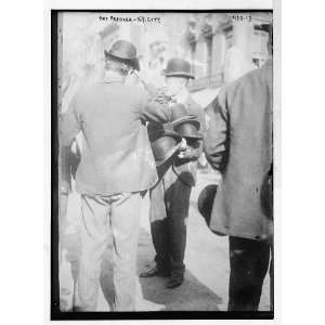  Photo Hat Peddler on sidewalk, New York 1900