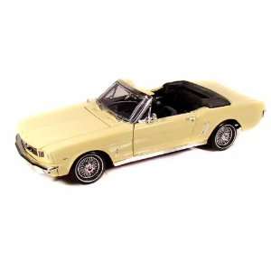 1964 1/2 Ford Mustang Convertible 1/18 White/Cream: Toys 