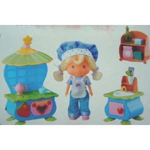 Emily Erdbeer Küche mit Sound und 14 cm großer Kiara Kuchen Puppe 